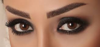 دیدن ابرو در خواب ابروهای سفید علم و دانش و احترام و شخصیت اجتماعی است.