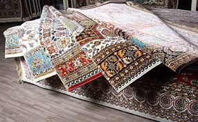 نگهداری فرش اجازه ندهید نور مستقیم خورشید روی فرش بتابد. ۲) فرش را در نزدیکی منابع حرارتی و آتش زا قرار ندهید. ۳) برای جابه جا کردن فرش آن را رول کنید و هرگز اقدام به تا کردن فرش ننمایید چون سبب شکسته شدن آن می شود. ۴) فرش را در مکان های مرطوب قرار ندهید زیرا رطوبت باعث پوسیدگی فرش می شود. ۵) وسایل سنگین نظیر مبلمان و کمد را روی فرش قرار ندهید زیرا سبب فشردگی الیاف در یک نقطه می شود و در صورت اجبار به این کار، هر چند وقت یکبار نیز جای وسایلی که روی فرش گذاشته اید را تغییر دهید.